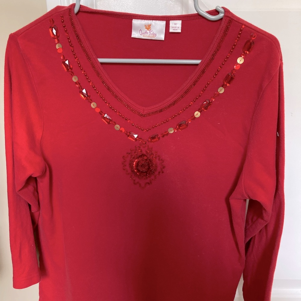Quacker Factory women’s M red embellished v neck knit long sleeve top side slit